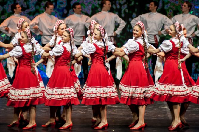 Самый массовый русский народный танец