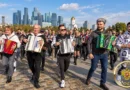 Баянисты, аккордеонисты и гармонисты играют во время музыкального шествия в московском Парке Победы