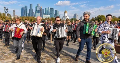 Баянисты, аккордеонисты и гармонисты играют во время музыкального шествия в московском Парке Победы