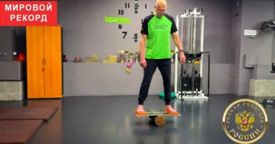 Горбунов Олег выполняет удержание баланса на досках садху на балансировочной доске, рекорд России