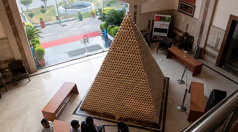 Самая большая пирамида из бумажных стаканчиков для кофе