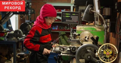 Самая юная девочка-токарь Елизавета Алтунина за работой на промышленном токарном станке