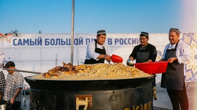 Самый большой казан плова в России приготовили в Чечне в 2019 году.