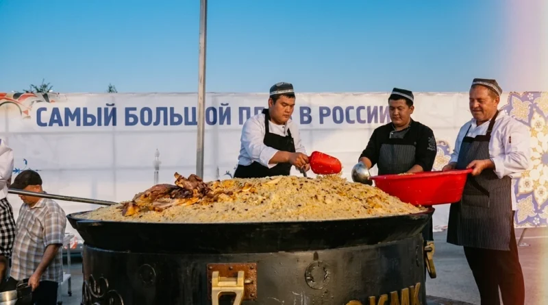 Самый большой казан плова в России приготовили в Чечне в 2019 году.