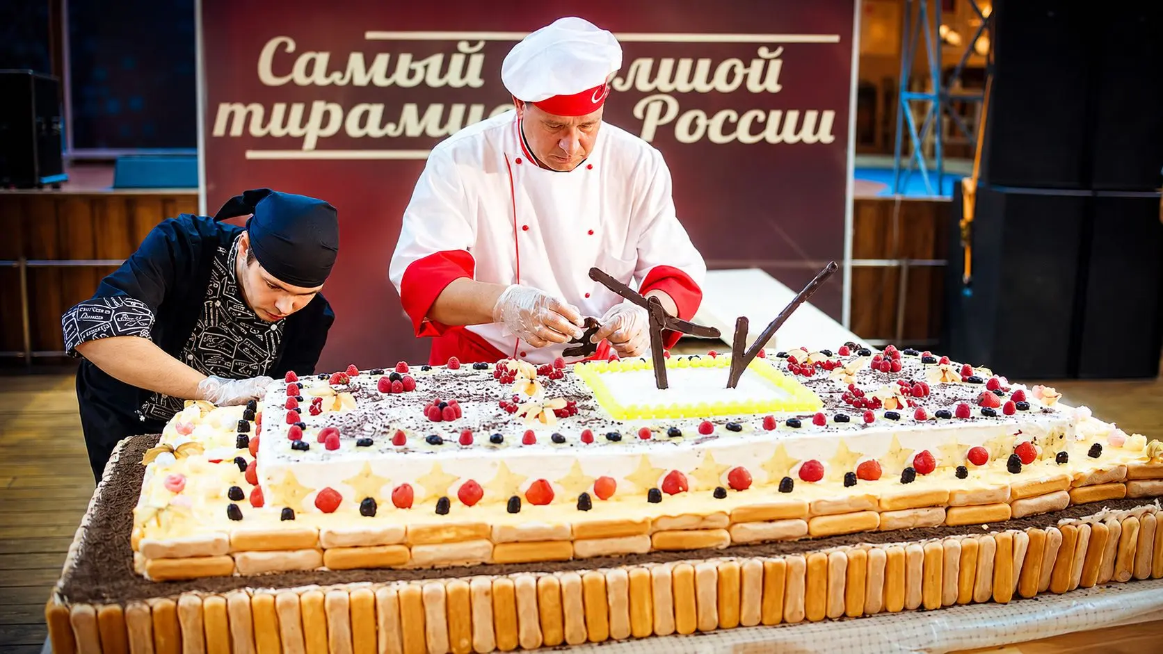 Рекорды России: барнаульские повара приготовили гигантский тирамису | Реестр рекордов России