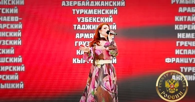 Алиса Супронова исполняет «Катюшу» на сцене САМОВАРФЕСТА