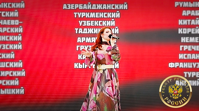 Алиса Супронова исполняет «Катюшу» на сцене САМОВАРФЕСТА