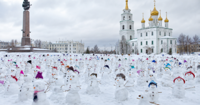 469 снеговиков на площади Архангельска: зимняя акция 2005 года