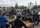 Массовая игра в шахматы на площади российского города