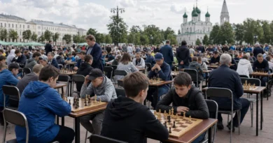 Массовая игра в шахматы на площади российского города