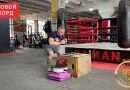 Дмитрий Русских прыгает на доски с гвоздями во время рекорда