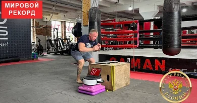 Дмитрий Русских прыгает на доски с гвоздями во время рекорда