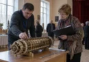 Эксперт и организатор проверяют необычный рекордный объект в выставочном зале