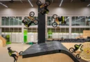 Эрик Абрамов выполняет трюк backflip barspin на BMX