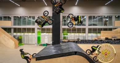 Эрик Абрамов выполняет трюк backflip barspin на BMX