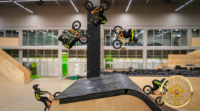 Эрик Абрамов выполняет трюк backflip barspin на BMX