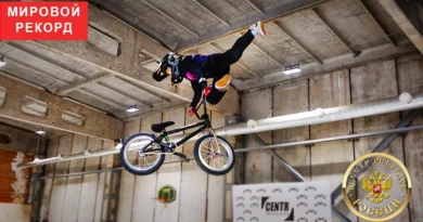 Юный BMX-райдер выполняет 360 Tailwhip