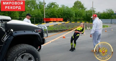 Людмила Спирина буксирует HUMMER H2 зубами