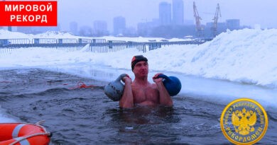 Наибольшее количество жимов двух гирь весом 16 кг, из приседа с полным погружением в холодную воду, за одну минуту