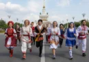 Участники забега в традиционных национальных костюмах