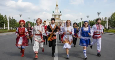 Участники забега в традиционных национальных костюмах