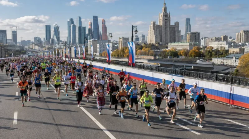 Массовый беговой старт в Москве с участниками в спортивной и национальной одежде