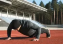 Спортсмен выполняет отжимания на стадионе в России