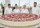 Большой ягодный торт на российском кондитерском мероприятии