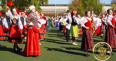 Танец «Калинка» на стадионе «Локомотив» в Симферополе