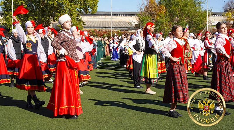 Танец «Калинка» на стадионе «Локомотив» в Симферополе