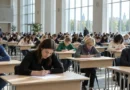 Участники массового диктанта пишут текст в зале